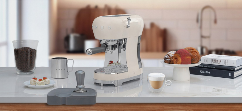 smeg-smeg-espressomachine-ecf02creu-creme.png