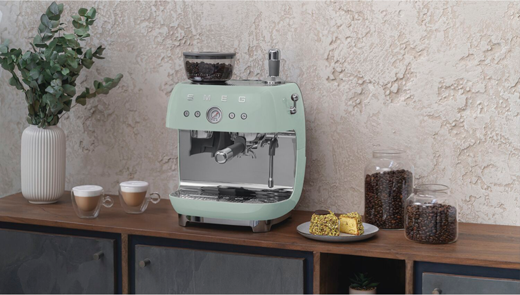 DV005-anwb_Smeg_Espresso-Kaffeemaschine_EGF03PGEU_L02_0.png