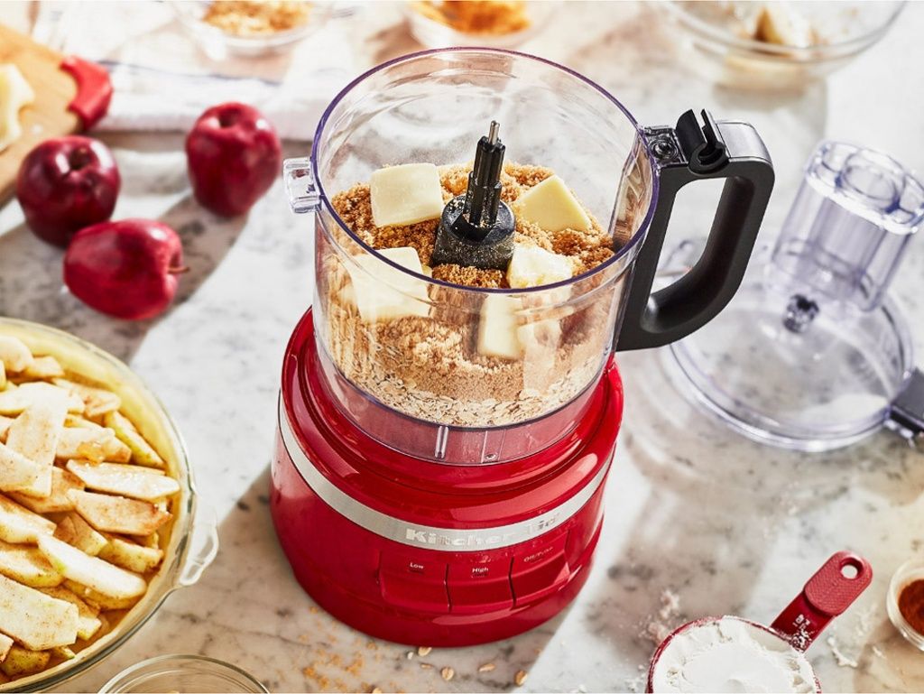 Food-processors-1.7L-empire-red-mixing-ingredients-close-up.jpg