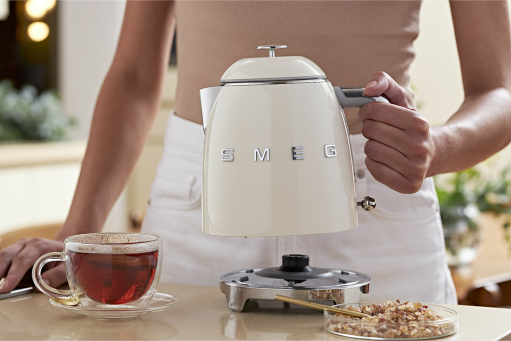 smeg-mini-waterkoker-creme-klf05creu-14195.png