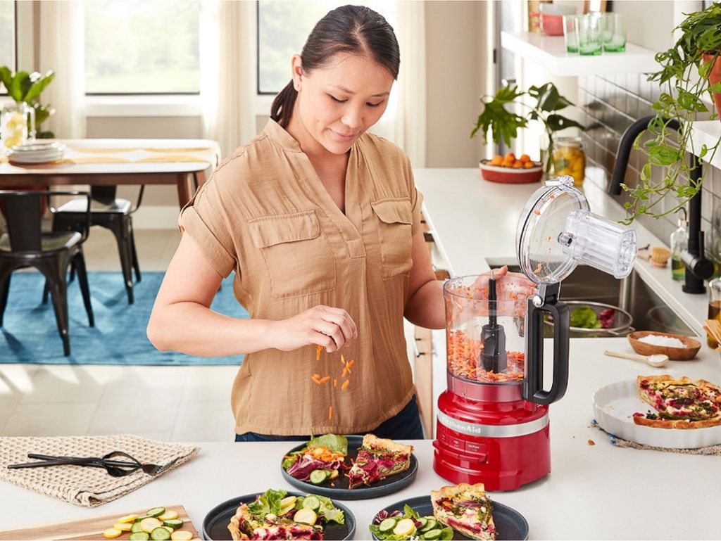 Food-processor-2.1L-empire-red-woman-slicing-carrot-and-making-sandwich..jpg