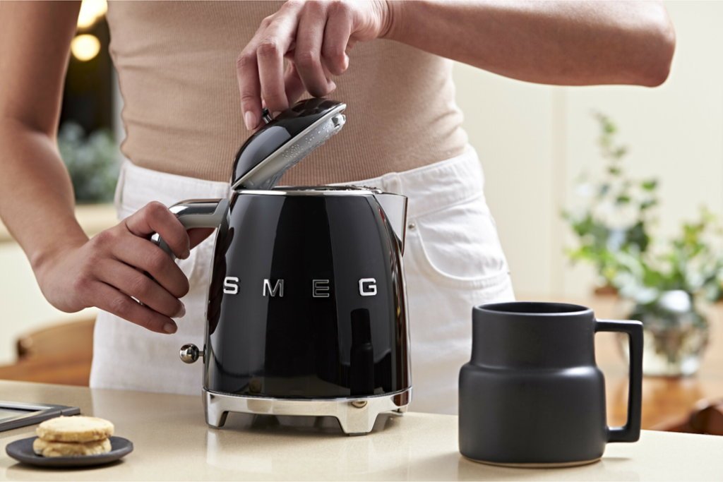 smeg-mini-waterkoker-zwart-klf05bleu-14334.png
