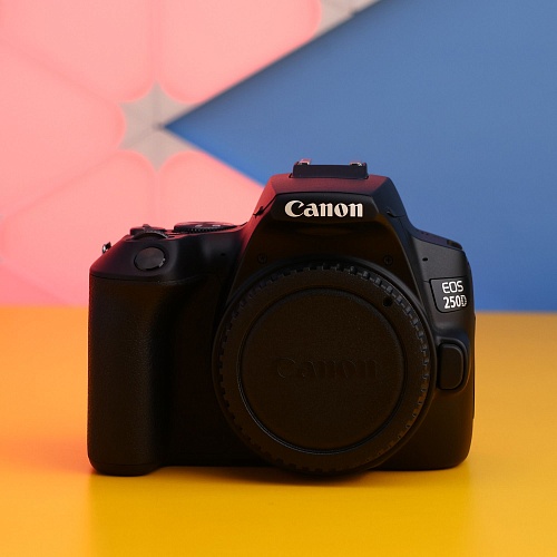 Зеркальный фотоаппарат Canon EOS 250D Kit EF-S 18-55mm f/3.5-5.6 IS STM (3454C007) Б/У